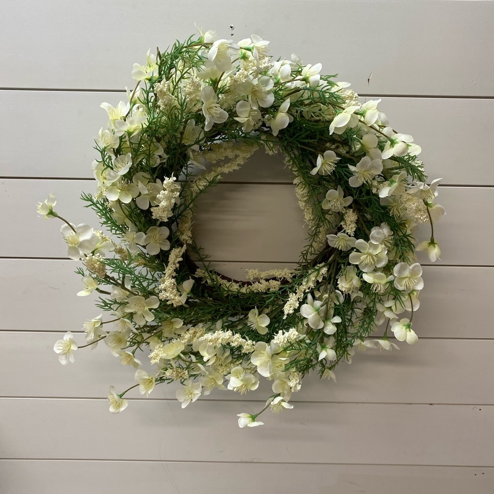 New White Flower Blossom Wreath - Picture 5 of 7